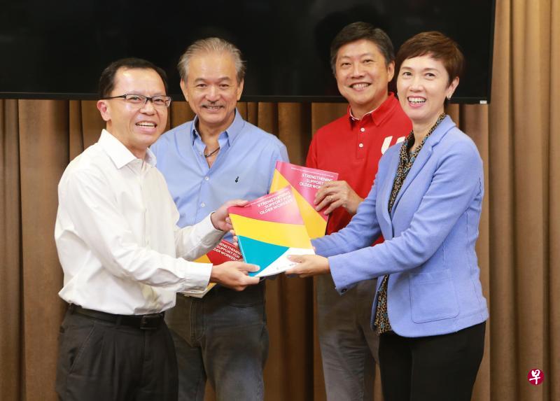人力部常任秘书、年长员工劳资政工作小组主席甘泽铨(左一)把小组的报告交给人力部长杨莉明(右一)。全国雇主联合会会长叶进国(左二)和全国职工总会秘书长黄志明都是小组的顾问。(唐家鸿摄) 人力部常任秘书、年长员工劳资政工作小组主席甘泽铨(左一)把小组的报告交给人力部长杨莉明(右一)。全国雇主联合会会长叶进国(左二)和全国职工总会秘书长黄志明都是小组的顾问。(唐家鸿摄)