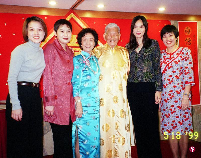 白言(右三)庆祝80大寿时,和干女儿陈碧凤(左一)、叶素梅(左二)、曾慧芬(右二)合照。左三是他的太太叶青。(互联网) 白言(右三)庆祝80大寿时,和干女儿陈碧凤(左一)、叶素梅(左二)、曾慧芬(右二)合照。左三是他的太太叶青。(互联网)