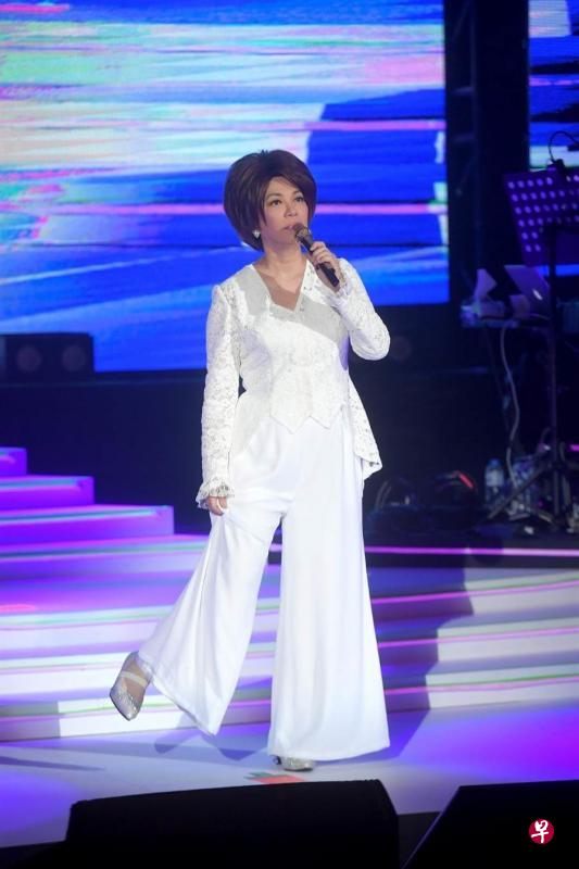 蔡琴在台北演唱会上说,唱现场对她来说唱一场少一场,每一次都当作没有下一场的心情演唱。(互联网) 蔡琴在台北演唱会上说,唱现场对她来说唱一场少一场,每一次都当作没有下一场的心情演唱。(互联网)