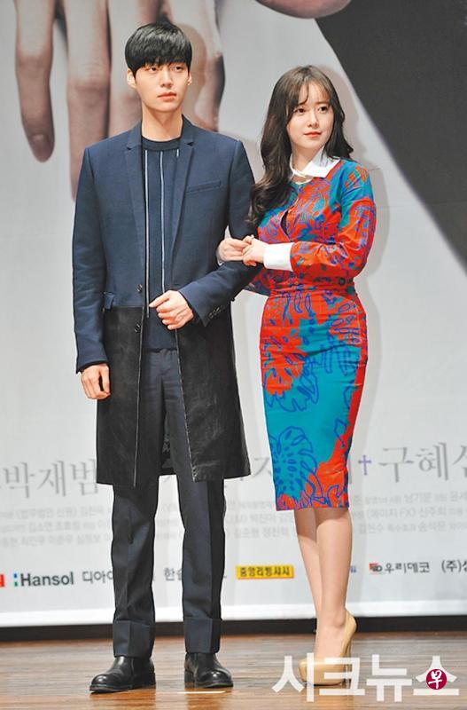 具惠善(右)和安宰贤常一起公开出席活动。(互联网) 具惠善(右)和安宰贤常一起公开出席活动。(互联网)