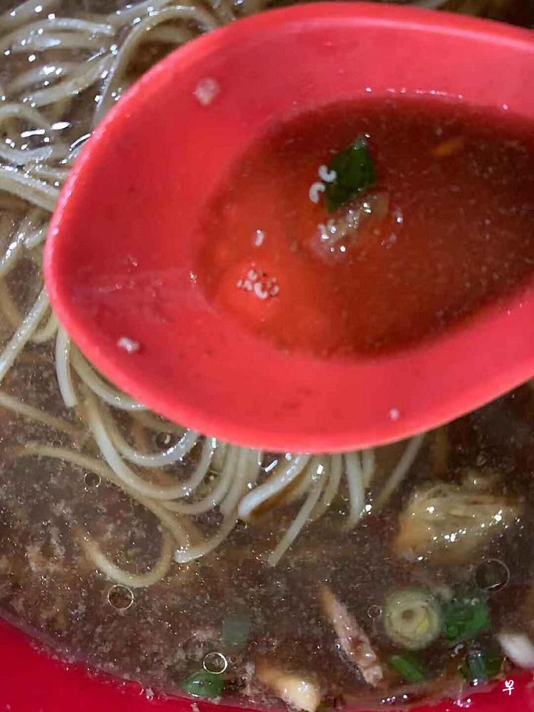 男子吃面线发现有虫(受访者提供) 男子吃面线发现有虫(受访者提供)