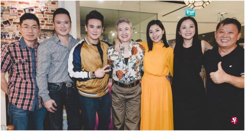 《播音人》台前幕后演员难得再聚首,左起傅康瑞、邹联福、沈炜竣、洪慧芳、欧菁仙、徐绮和黄家强。(受访者提供) 《播音人》台前幕后演员难得再聚首,左起傅康瑞、邹联福、沈炜竣、洪慧芳、欧菁仙、徐绮和黄家强。(受访者提供)