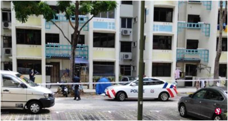 这起家庭悲剧发生在大巴窑东第26座组屋,老翁坠楼身亡后,警方到场封锁现场进行调查。(受访者提供) 这起家庭悲剧发生在大巴窑东第26座组屋,老翁坠楼身亡后,警方到场封锁现场进行调查。(受访者提供)