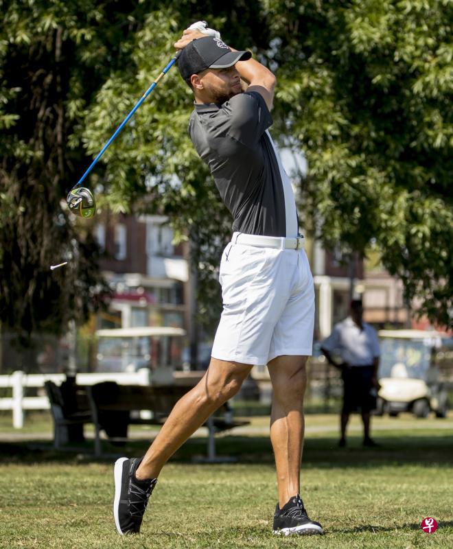 ▲勇士球星柯里也是高球高手,他将协助霍华德大学建立高尔夫球队。(美联社) ▲勇士球星柯里也是高球高手,他将协助霍华德大学建立高尔夫球队。(美联社)