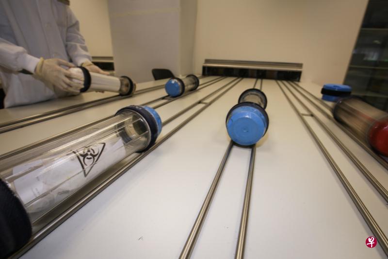 气动管道系统可在不到五分钟内,把病患血液与尿液样本送到化验室进行检测。(李薇摄) 气动管道系统可在不到五分钟内,把病患血液与尿液样本送到化验室进行检测。(李薇摄)