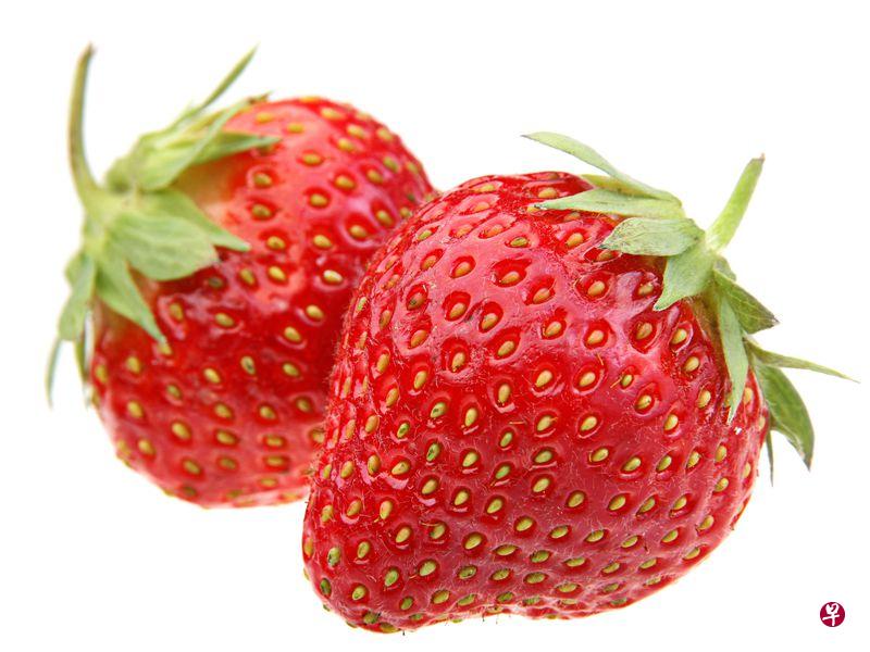 澳大利亚有顾客在超市购买草莓,回家切开后发现草莓内含有了闪闪发光的东西,仔细一看才发现是一颗钉子。(档案照) 澳大利亚有顾客在超市购买草莓,回家切开后发现草莓内含有了闪闪发光的东西,仔细一看才发现是一颗钉子。(档案照)