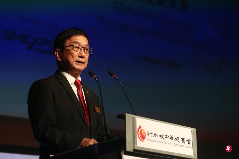 新加坡中华总商会会长黄山忠认为,近期的中美贸易战提醒商家,掌握科技对于建立竞争力至关重要。他鼓励中小企业借助数码化推动转型,包括使用人工智能、物联网来提高运作效率。(陈斌勤摄) 新加坡中华总商会会长黄山忠认为,近期的中美贸易战提醒商家,掌握科技对于建立竞争力至关重要。他鼓励中小企业借助数码化推动转型,包括使用人工智能、物联网来提高运作效率。(陈斌勤摄)