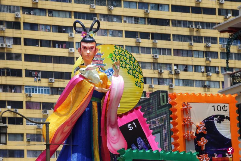 牛车水今年的中秋节嫦娥灯饰,被网民吐糟五官不如传说中的貌美如花,反而像吴刚或后羿。 牛车水今年的中秋节嫦娥灯饰,被网民吐糟五官不如传说中的貌美如花,反而像吴刚或后羿。