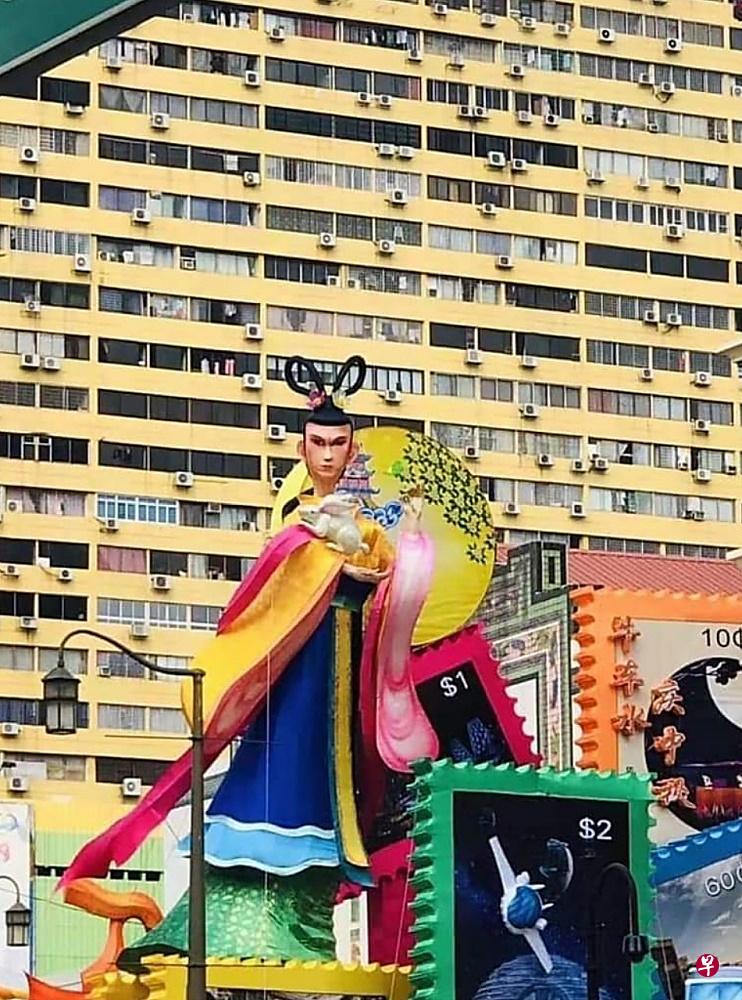 有公众指嫦娥人像不男不女。 也有公众质疑,纪念我国开埠200周年的图案为何会出现太空船。 (读者提供) 有公众指嫦娥人像不男不女。 也有公众质疑,纪念我国开埠200周年的图案为何会出现太空船。 (读者提供)