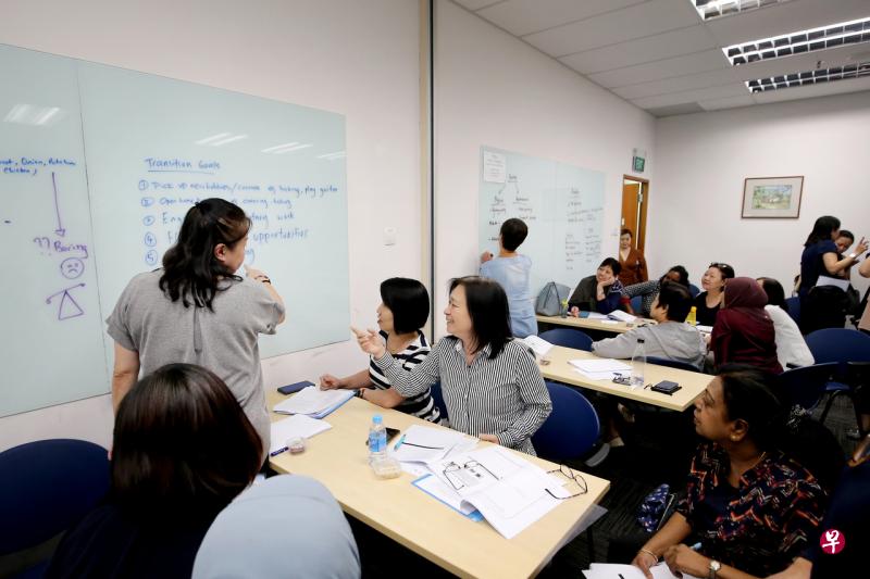 乐活乐学中心三年前推出LifeWork培训项目,协助学员了解自己长短处、提高受雇能力、评估退休需求和建立健康生活等。图为学员讨论自己过渡到退休生活的规划。(严宣融摄) 乐活乐学中心三年前推出LifeWork培训项目,协助学员了解自己长短处、提高受雇能力、评估退休需求和建立健康生活等。图为学员讨论自己过渡到退休生活的规划。(严宣融摄)