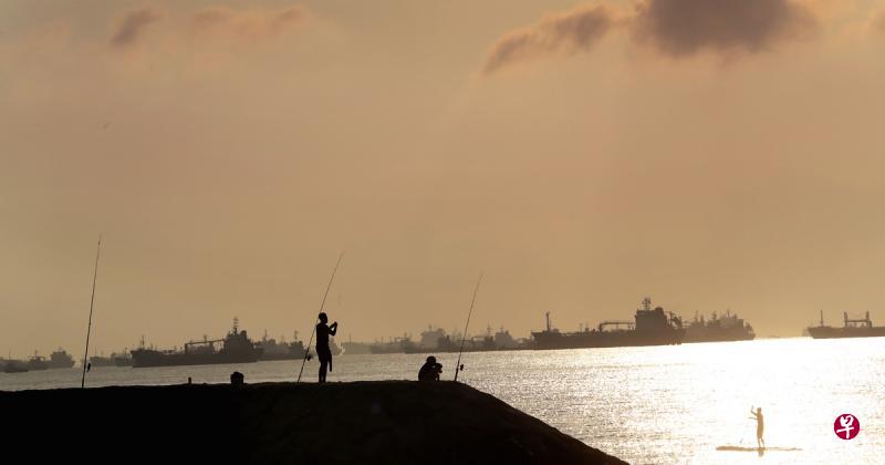 政府将探讨透过发行政府债券,甚至动用国家储备金,应付新加坡为保护海岸线而预计必须支付的1000亿元长期大账单。(档案照) 政府将探讨透过发行政府债券,甚至动用国家储备金,应付新加坡为保护海岸线而预计必须支付的1000亿元长期大账单。(档案照)