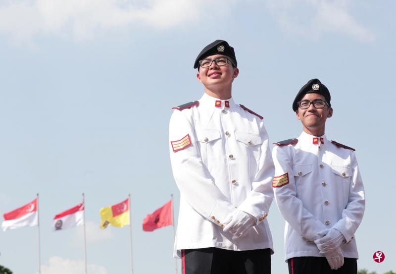 新加坡武装部队首批“网络防卫专才”星期四毕业。图为这一届毕业见习军士“金刺刀”奖得主之一陈家乐(左)以及同袍默哈末阿什拉夫。(海峡时报) 新加坡武装部队首批“网络防卫专才”星期四毕业。图为这一届毕业见习军士“金刺刀”奖得主之一陈家乐(左)以及同袍默哈末阿什拉夫。(海峡时报)