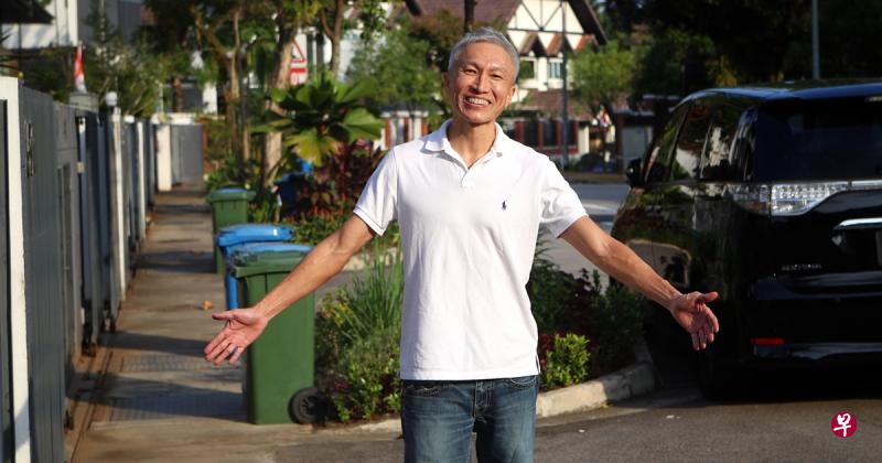 在失信罪下坐牢两年四个月的康希昨天上午出狱。下午外出回家时见到记者,他微笑致谢,表示目前不便接受访问。(林泽锐摄) 在失信罪下坐牢两年四个月的康希昨天上午出狱。下午外出回家时见到记者,他微笑致谢,表示目前不便接受访问。(林泽锐摄)