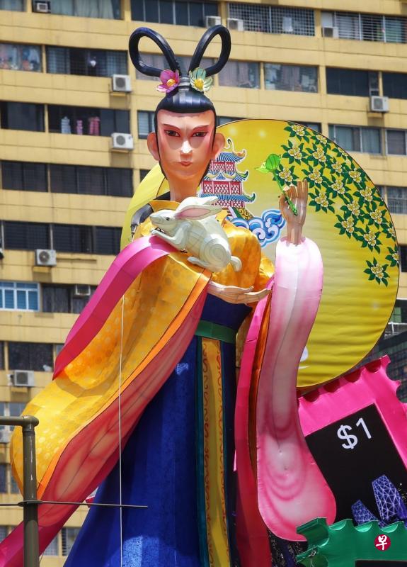 牛车水今年的中秋节嫦娥灯饰,被网民吐糟五官不如传说中的貌美如花,反而像吴刚或后羿。(严宣融摄) 牛车水今年的中秋节嫦娥灯饰,被网民吐糟五官不如传说中的貌美如花,反而像吴刚或后羿。(严宣融摄)