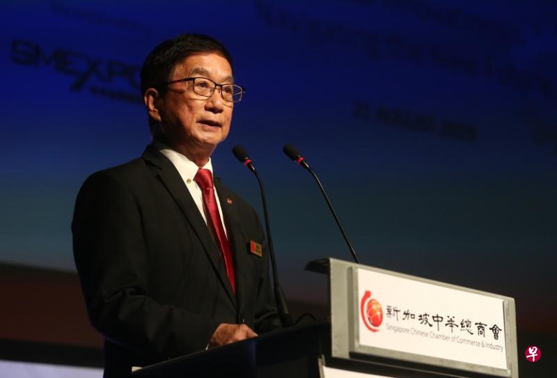 新加坡中华总商会会长黄山忠认为,近期的中美贸易战提醒商家,掌握科技对于建立竞争力至关重要。他鼓励中小企业借助数码化推动转型,包括使用人工智能、物联网来提高运作效率。(陈斌勤摄) 新加坡中华总商会会长黄山忠认为,近期的中美贸易战提醒商家,掌握科技对于建立竞争力至关重要。他鼓励中小企业借助数码化推动转型,包括使用人工智能、物联网来提高运作效率。(陈斌勤摄)