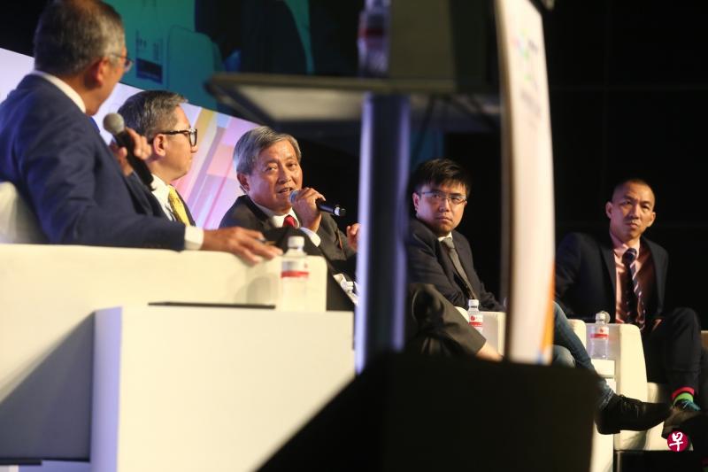在今年的中小型企业大会上举办了一场以“抱持全球创新思维,推动企业向前发展”为题的论坛,邀请上海交通大学ICCD中国商业发展研究所副所长兼上海交通大学ITP主题公园研究所高级顾问方宝庆教授(左二起)、FNA Group International集团首席执行官吕立岩、动点科技创始人兼总裁卢刚博士以及Gojek新加坡业务总经理连仲伦,分享企业如何以全新的思维和战略布局,拓展企业版图。论坛由立杰律师事务所新加坡有限责任合伙公司和非讼业务部区域主任谢锦发(左一)主持。(陈斌勤摄) 在今年的中小型企业大会上举办了一场以“抱持全球创新思维,推动企业向前发展”为题的论坛,邀请上海交通大学ICCD中国商业发展研究所副所长兼上海交通大学ITP主题公园研究所高级顾问方宝庆教授(左二起)、FNA Group International集团首席执行官吕立岩、动点科技创始人兼总裁卢刚博士以及Gojek新加坡业务总经理连仲伦,分享企业如何以全新的思维和战略布局,拓展企业版图。论坛由立杰律师事务所新加坡有限责任合伙公司和非讼业务部区域主任谢锦发(左一)主持。(陈斌勤摄)