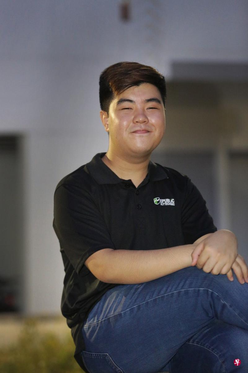 关炜融目前获得政府和学校的两项助学金,已能够支付所有的学费。助学金上调后,他会将多余的钱储蓄起来,为将来读大学做准备。(李薇摄) 关炜融目前获得政府和学校的两项助学金,已能够支付所有的学费。助学金上调后,他会将多余的钱储蓄起来,为将来读大学做准备。(李薇摄)