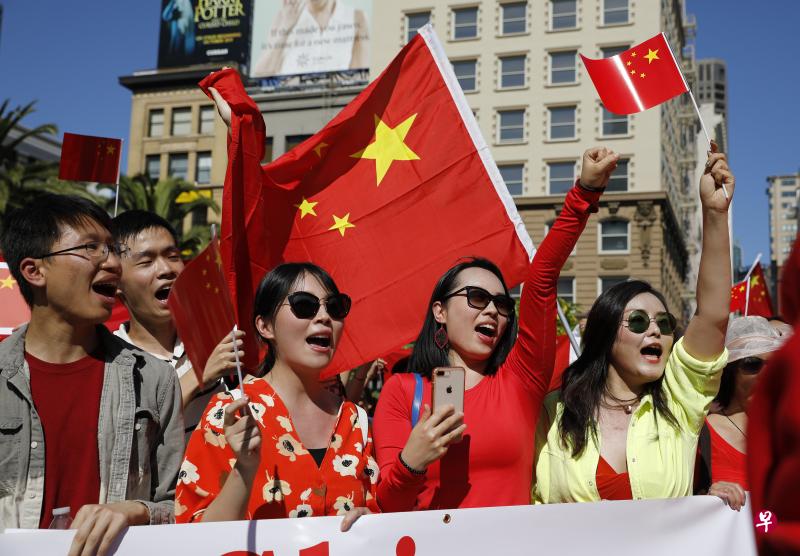 当地时间8月18日,美国北加州各界华人、中国留学生以及中国游客数百人自发在旧金山联合广场举行集会,声讨香港激进示威者暴力乱港行径,表达“一个中国”立场。(中新社) 当地时间8月18日,美国北加州各界华人、中国留学生以及中国游客数百人自发在旧金山联合广场举行集会,声讨香港激进示威者暴力乱港行径,表达“一个中国”立场。(中新社)
