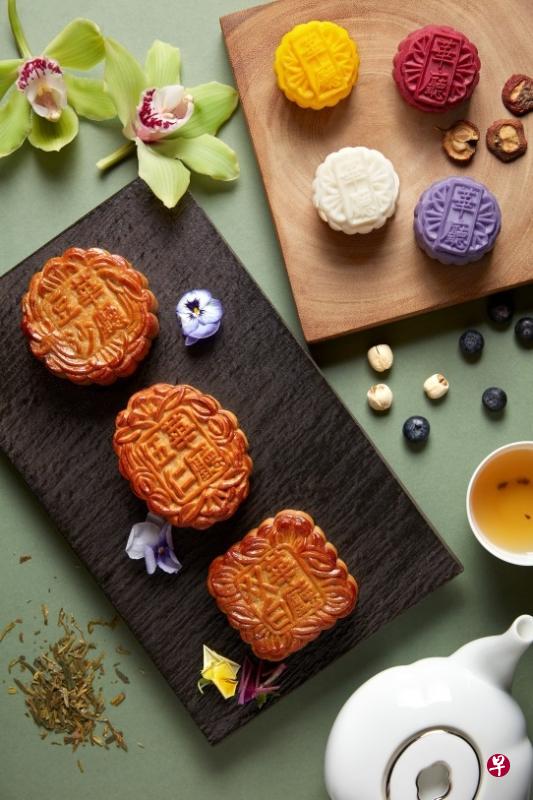 华厅经典烘皮和冰皮月饼。(酒店提供) 华厅经典烘皮和冰皮月饼。(酒店提供)