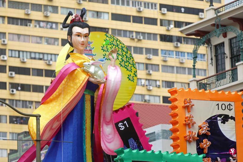 参考公众反馈后，牛车水嫦娥灯饰的造型连夜修改，面部五官和表情柔美不少。小图为灯饰“原貌”，其五官较阳刚，引发网友批评。（林国明摄／严宣融摄）