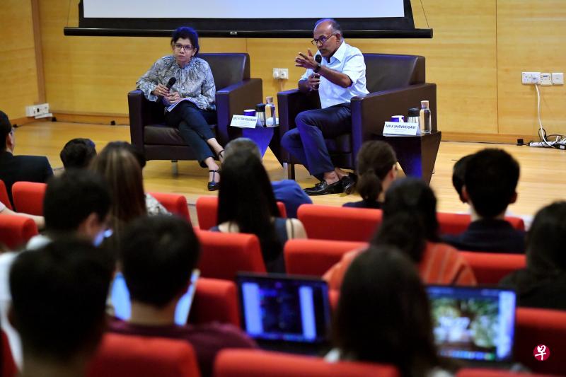 内政部长兼律政部长尚穆根(右)在国大文学暨社会科学院传播及新媒体系举办的领袖峰会上,与约100名学生、教职员和公众讨论种族课题。(海峡时报) 内政部长兼律政部长尚穆根(右)在国大文学暨社会科学院传播及新媒体系举办的领袖峰会上,与约100名学生、教职员和公众讨论种族课题。(海峡时报)