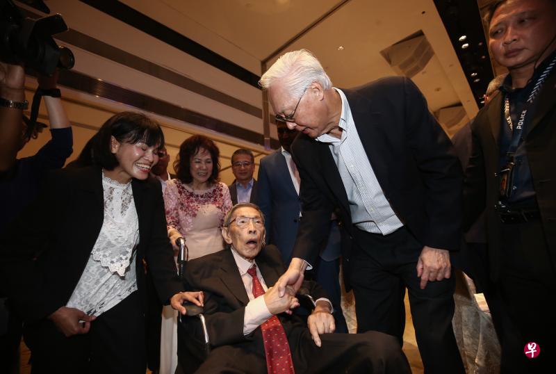 荣誉国务资政吴作栋(右)在晚宴上和反对党前议员詹时中(中)握手,詹时中是在妻子罗文丽(后排中)和看护(左一)陪同下出席晚宴。(陈渊庄摄) 荣誉国务资政吴作栋(右)在晚宴上和反对党前议员詹时中(中)握手,詹时中是在妻子罗文丽(后排中)和看护(左一)陪同下出席晚宴。(陈渊庄摄)