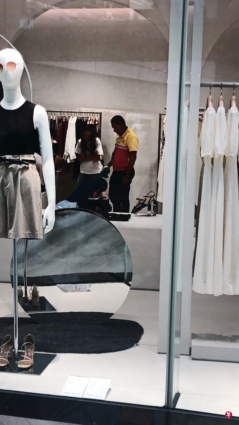 记者今早发现,几名工人在店内进行清理。(林泽锐摄影) 记者今早发现,几名工人在店内进行清理。(林泽锐摄影)