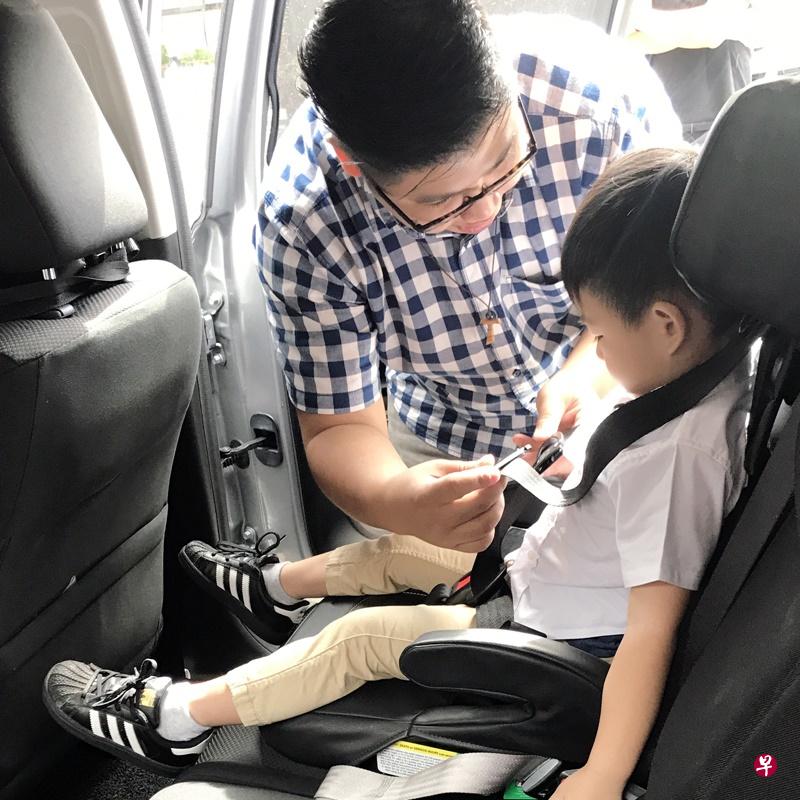 私召车业者必须为孩童提供安全椅,但德士却可豁免,引起私召车司机请愿废除“不平等条约”。(档案照) 私召车业者必须为孩童提供安全椅,但德士却可豁免,引起私召车司机请愿废除“不平等条约”。(档案照)