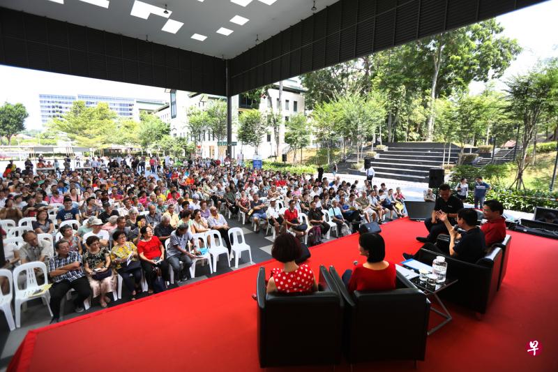 由《联合早报》主办的“善用组屋,安稳退休”第二场讲解会在义顺市镇广场举行,吸引约600人到场聆听。担任主宾的国家发展部长兼财政部第二部长黄循财(台上右二)也为民众解答疑问。(梁伟康摄) 由《联合早报》主办的“善用组屋,安稳退休”第二场讲解会在义顺市镇广场举行,吸引约600人到场聆听。担任主宾的国家发展部长兼财政部第二部长黄循财(台上右二)也为民众解答疑问。(梁伟康摄)