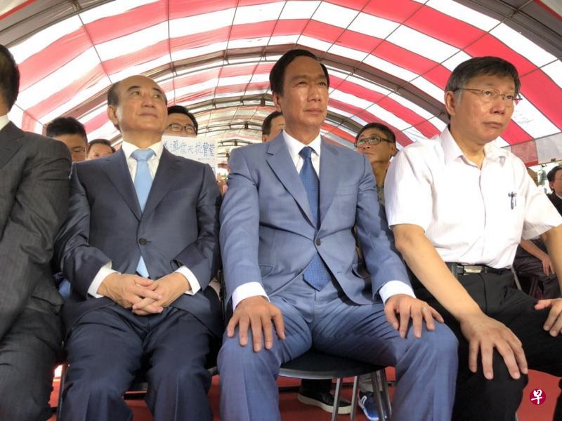 王金平(左起)、郭台铭和柯文哲昨早在台北八二三纪念公园出席活动时合照。(台北市政府提供) 王金平(左起)、郭台铭和柯文哲昨早在台北八二三纪念公园出席活动时合照。(台北市政府提供)