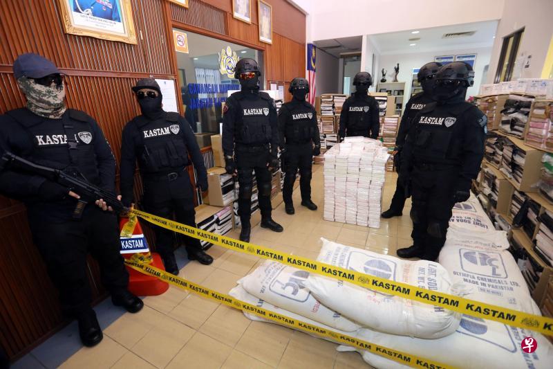 马来西亚警方和关税局起获的毒品涉及庞大数额,记者会当天关税局还出动该局特别武装部队在场戒备。(中国报) 马来西亚警方和关税局起获的毒品涉及庞大数额,记者会当天关税局还出动该局特别武装部队在场戒备。(中国报)