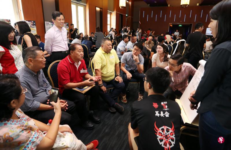 贸工部长陈振声(后排站立者右一)主持由民情联系组和《联合早报》联办的国庆群众大会2019华语对话会,了解国人对本地政策的反馈。(饶进礼摄) 贸工部长陈振声(后排站立者右一)主持由民情联系组和《联合早报》联办的国庆群众大会2019华语对话会,了解国人对本地政策的反馈。(饶进礼摄)