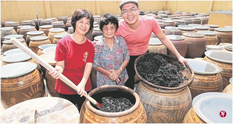 第三代接班人许培荣(右一)去年接手打理南洋酱油厂的生意。左一和二是许培荣的母亲陈宝珠和外婆黄素莲。(唐家鸿摄) 第三代接班人许培荣(右一)去年接手打理南洋酱油厂的生意。左一和二是许培荣的母亲陈宝珠和外婆黄素莲。(唐家鸿摄)