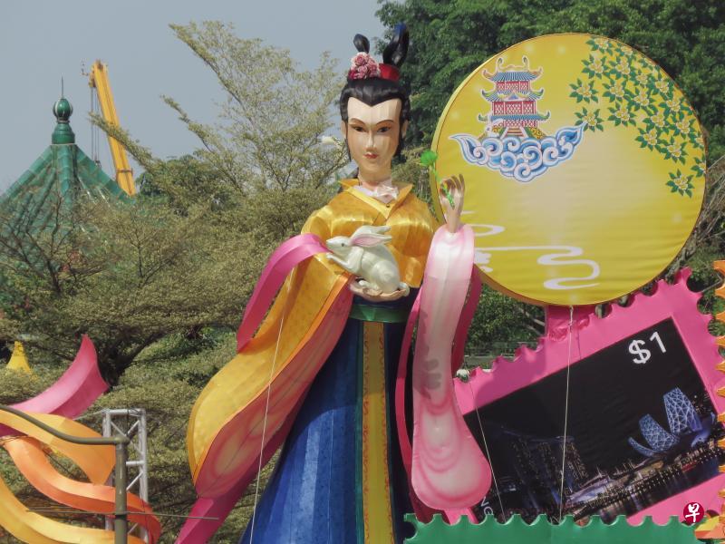 牛车水中秋节庆祝活动的嫦娥主灯饰遭批太“阳刚”后,筹委会参考公众反馈,彻夜修改造型,调整后的嫦娥面部五官和表情柔美不少。(档案照) 牛车水中秋节庆祝活动的嫦娥主灯饰遭批太“阳刚”后,筹委会参考公众反馈,彻夜修改造型,调整后的嫦娥面部五官和表情柔美不少。(档案照)