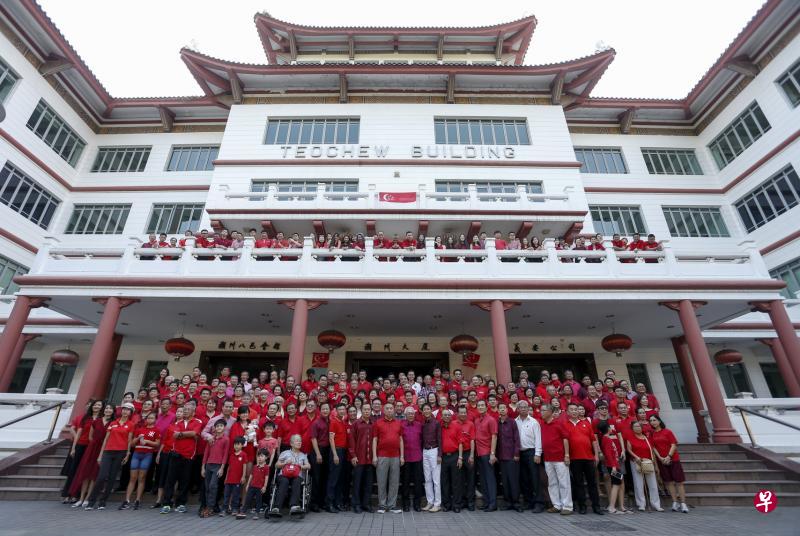 潮州八邑会馆召集近500潮人在潮州大厦前留影,场面热烈温馨。(林琬清摄) 潮州八邑会馆召集近500潮人在潮州大厦前留影,场面热烈温馨。(林琬清摄)