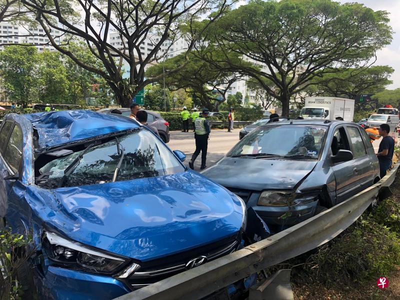 ▲车祸后,整辆卡车卡在分界堤,车头凹陷,而两辆汽车相信是为闪避卡车而相撞,其中一辆的车顶和挡风镜严重损毁。(读者提供) ▲车祸后,整辆卡车卡在分界堤,车头凹陷,而两辆汽车相信是为闪避卡车而相撞,其中一辆的车顶和挡风镜严重损毁。(读者提供)