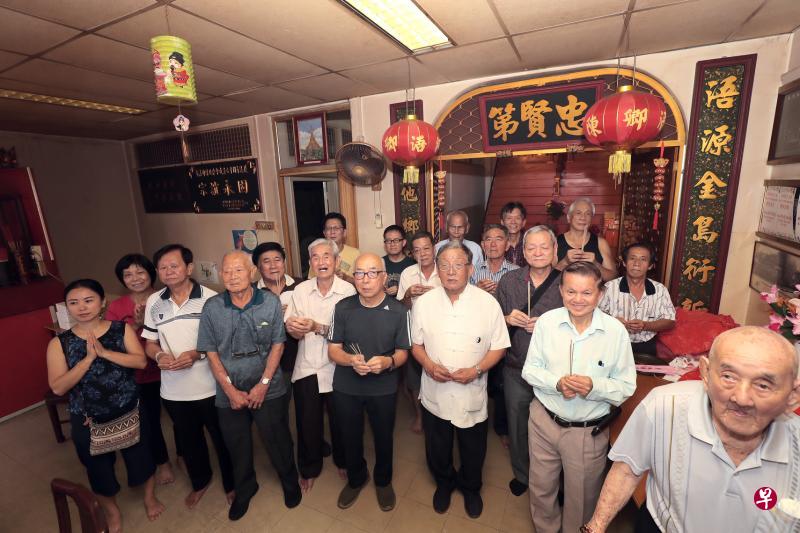 秋祭是新加坡浯卿陈氏公会的年度重要活动,由陈忠义会长(右三)带领97岁最年长理事陈昆良(右一)、正司理陈来华(右二)、副会长陈金情(陈来华和陈忠义之间)和财政陈坤山(左三)等理事和会员参与。(陈来福摄) 秋祭是新加坡浯卿陈氏公会的年度重要活动,由陈忠义会长(右三)带领97岁最年长理事陈昆良(右一)、正司理陈来华(右二)、副会长陈金情(陈来华和陈忠义之间)和财政陈坤山(左三)等理事和会员参与。(陈来福摄)