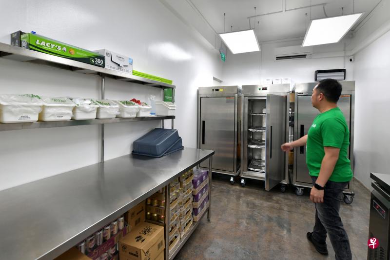 坐落在联邦一座组屋底层的GrabFood外卖配送中转站,设有保温柜、冷藏柜和工作台让员工处理食物。(海峡时报) 坐落在联邦一座组屋底层的GrabFood外卖配送中转站,设有保温柜、冷藏柜和工作台让员工处理食物。(海峡时报)