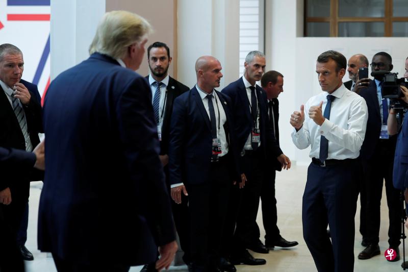 在法国比亚里茨召开的G7峰会周一落幕,东道主马克龙在当天的记者会结束后,向美国总统特朗普竖起大拇指。(路透社) 在法国比亚里茨召开的G7峰会周一落幕,东道主马克龙在当天的记者会结束后,向美国总统特朗普竖起大拇指。(路透社)