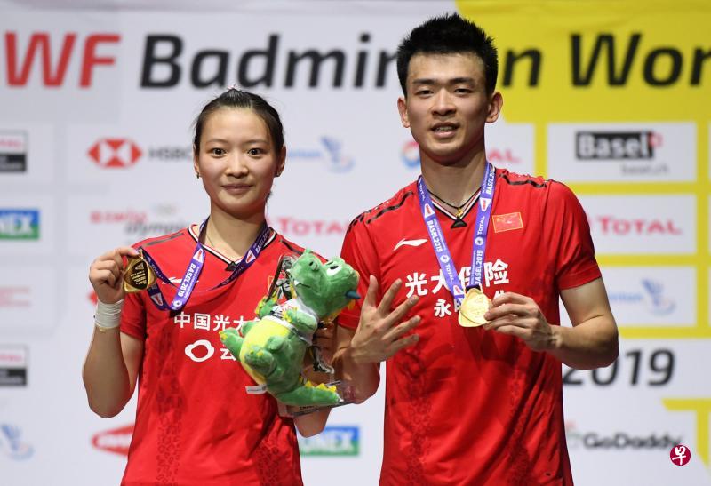 郑思维(右)和黄雅琼混双组合夺得中国队本届世锦赛唯一冠军。(新华社) 郑思维(右)和黄雅琼混双组合夺得中国队本届世锦赛唯一冠军。(新华社)