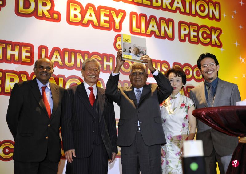 马连璧博士(左二)2011年庆祝80大寿,并发行自传,由时任总统纳丹(中)主持推介。同在台上的有时任东南亚研究院前院长克萨瓦巴尼(K.Kesavapany,左一)、马连璧的夫人陈宝香(右二)和自传的撰写者、尤索夫伊萨东南亚研究院高级研究员黄基明博士(右一)。(档案照片) 马连璧博士(左二)2011年庆祝80大寿,并发行自传,由时任总统纳丹(中)主持推介。同在台上的有时任东南亚研究院前院长克萨瓦巴尼(K.Kesavapany,左一)、马连璧的夫人陈宝香(右二)和自传的撰写者、尤索夫伊萨东南亚研究院高级研究员黄基明博士(右一)。(档案照片)