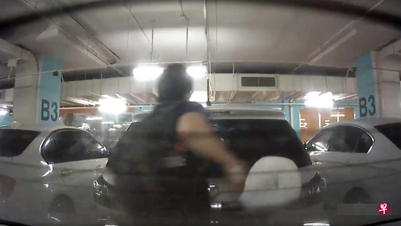 黑衣男把纸尿片丢到后方车上,结果被轿车的行车记录器拍下。(档案照) 黑衣男把纸尿片丢到后方车上,结果被轿车的行车记录器拍下。(档案照)