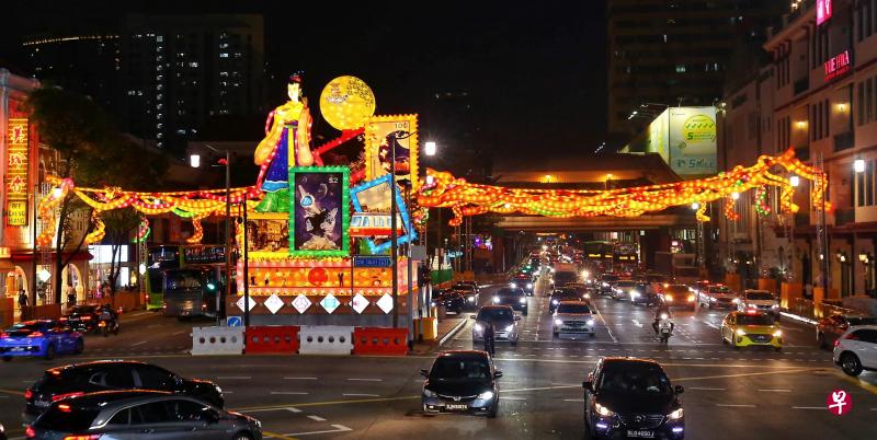 牛车水张灯结彩庆中秋,今年庆祝活动的街头灯饰带领公众追溯新加坡的发展史当儿,也展望未来。(萧紫薇摄) 牛车水张灯结彩庆中秋,今年庆祝活动的街头灯饰带领公众追溯新加坡的发展史当儿,也展望未来。(萧紫薇摄)