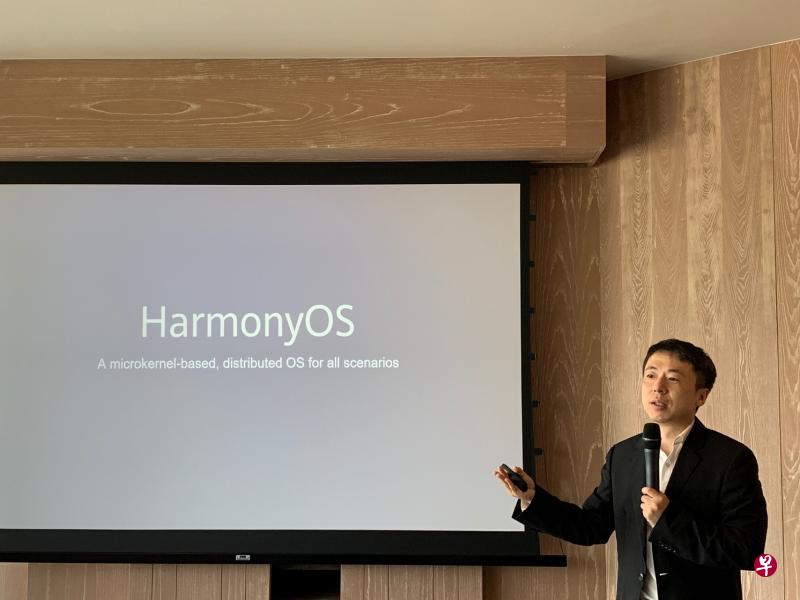 华为EMUI高级营销经理陆文宇在新加坡向区域媒体解释鸿蒙系统的运作。(黄少伟摄) 华为EMUI高级营销经理陆文宇在新加坡向区域媒体解释鸿蒙系统的运作。(黄少伟摄)