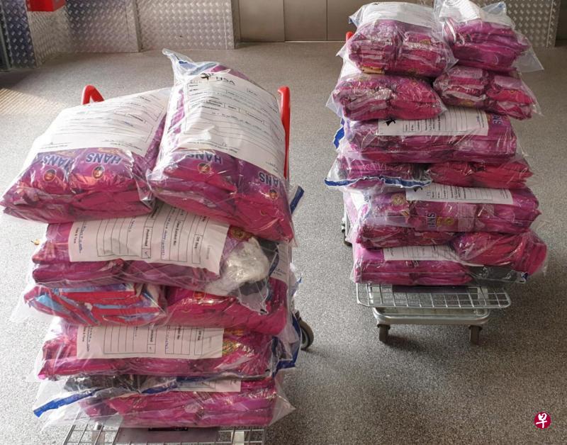 执法人员在裕廊一带的储藏设施起获一批嚼烟产品。(卫生科学局提供) 执法人员在裕廊一带的储藏设施起获一批嚼烟产品。(卫生科学局提供)