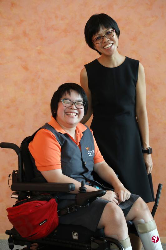 在教师袁艾玲(右)眼中,颜汕玲是一名积极乐观的学生,也是一名尽责的校纪学生长。(邝启聪摄) 在教师袁艾玲(右)眼中,颜汕玲是一名积极乐观的学生,也是一名尽责的校纪学生长。(邝启聪摄)