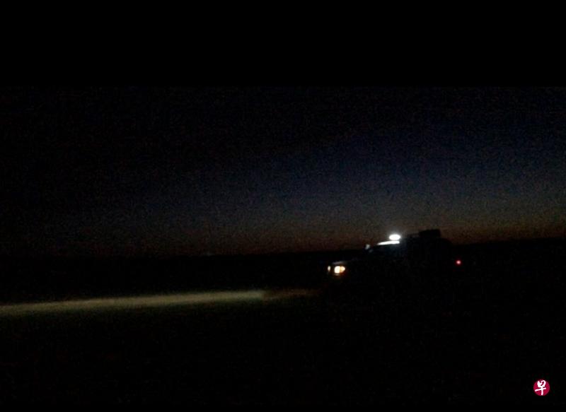 9个小时的戈壁夜奔,是一场与时间大神和命运大神的惊险过招。(吴庆康摄) 9个小时的戈壁夜奔,是一场与时间大神和命运大神的惊险过招。(吴庆康摄)