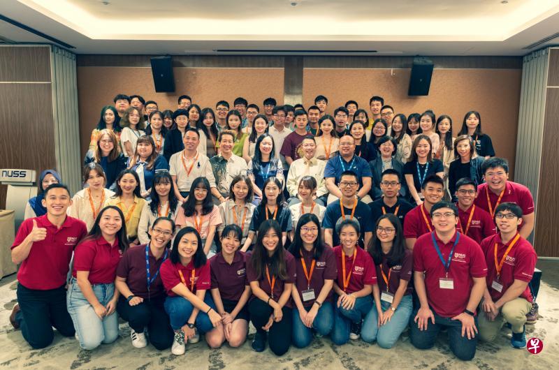 相隔一个多月,新中学生再次相遇,互相嘘寒问暖,交流乐不可言。 (国大提供) 相隔一个多月,新中学生再次相遇,互相嘘寒问暖,交流乐不可言。 (国大提供)