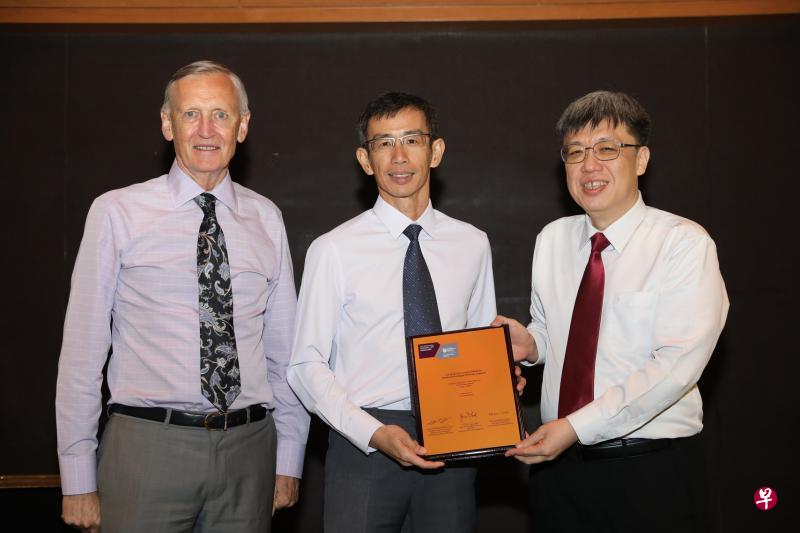 普通科医生卢家汉(中)从南大李光前医学院院长贝斯特教授(左)与樟宜综合医院行政总裁李建恩手中接获南洋理工大学李光前医学院运动医学毕业文凭课程成绩最优秀生奖状。(南洋理工大学提供) 普通科医生卢家汉(中)从南大李光前医学院院长贝斯特教授(左)与樟宜综合医院行政总裁李建恩手中接获南洋理工大学李光前医学院运动医学毕业文凭课程成绩最优秀生奖状。(南洋理工大学提供)