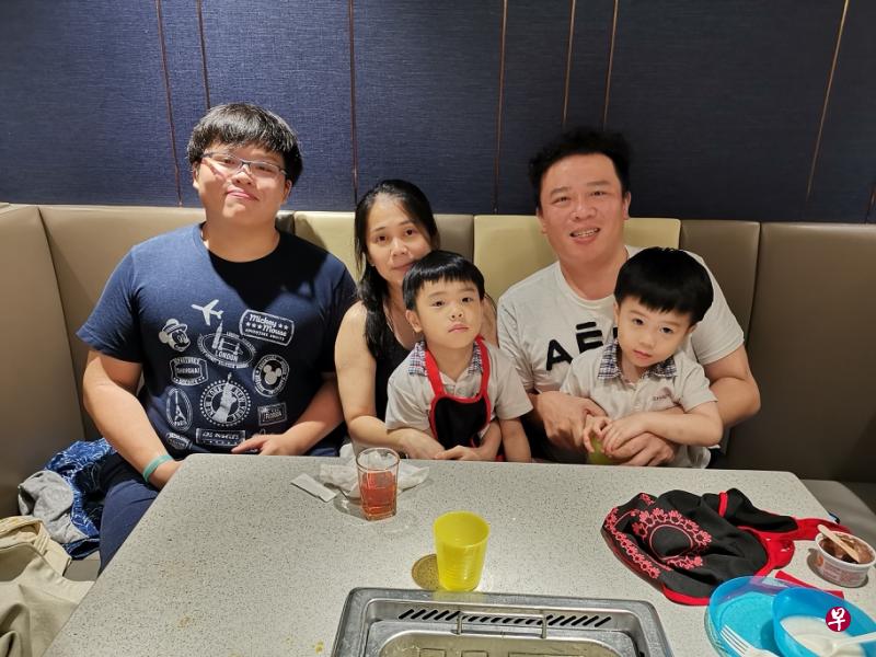 梁宝玲的老二和老三都就读于主要业者开办的托儿所,因此每月最高学费不超过770元。供在职母亲申请的额外津贴调高后,学费预料会进一步调低。左起:老大伍俊杰、梁宝玲、老二伍圆杰 、丈夫伍智文和老三伍永杰。(梁宝玲提供) 梁宝玲的老二和老三都就读于主要业者开办的托儿所,因此每月最高学费不超过770元。供在职母亲申请的额外津贴调高后,学费预料会进一步调低。左起:老大伍俊杰、梁宝玲、老二伍圆杰 、丈夫伍智文和老三伍永杰。(梁宝玲提供)